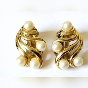 Crown Trifari 1950 Vintage Clip Earrings